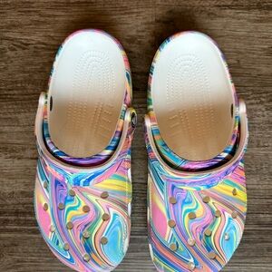 CROCS Vibrant Swirl Women's Slippers